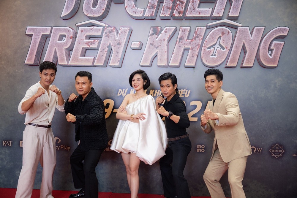 Đạo diễn Hàm Trần: 'Dù là mô hình nhưng nội thất của máy bay trong phim đều được lấy từ máy bay thật để đảm bảo độ chân thật của câu chuyện'