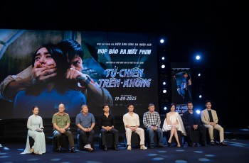 Đạo diễn Hàm Trần: 'Dù là mô hình nhưng nội thất của máy bay trong phim đều được lấy từ máy bay thật để đảm bảo độ chân thật của câu chuyện'