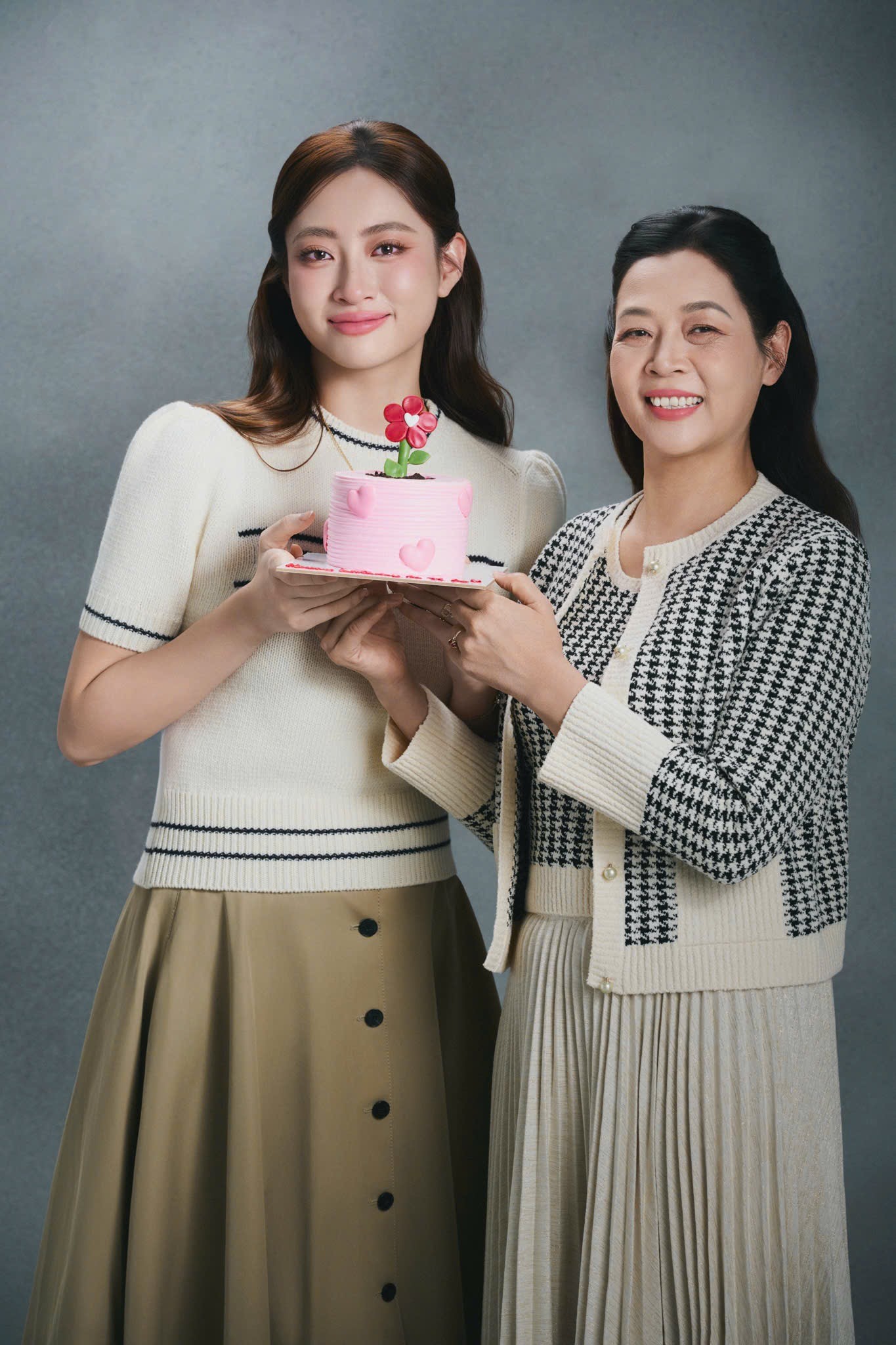 Hoa hậu Lương Thùy Linh rơi nước mắt khi nhận bánh sinh nhật từ mẹ