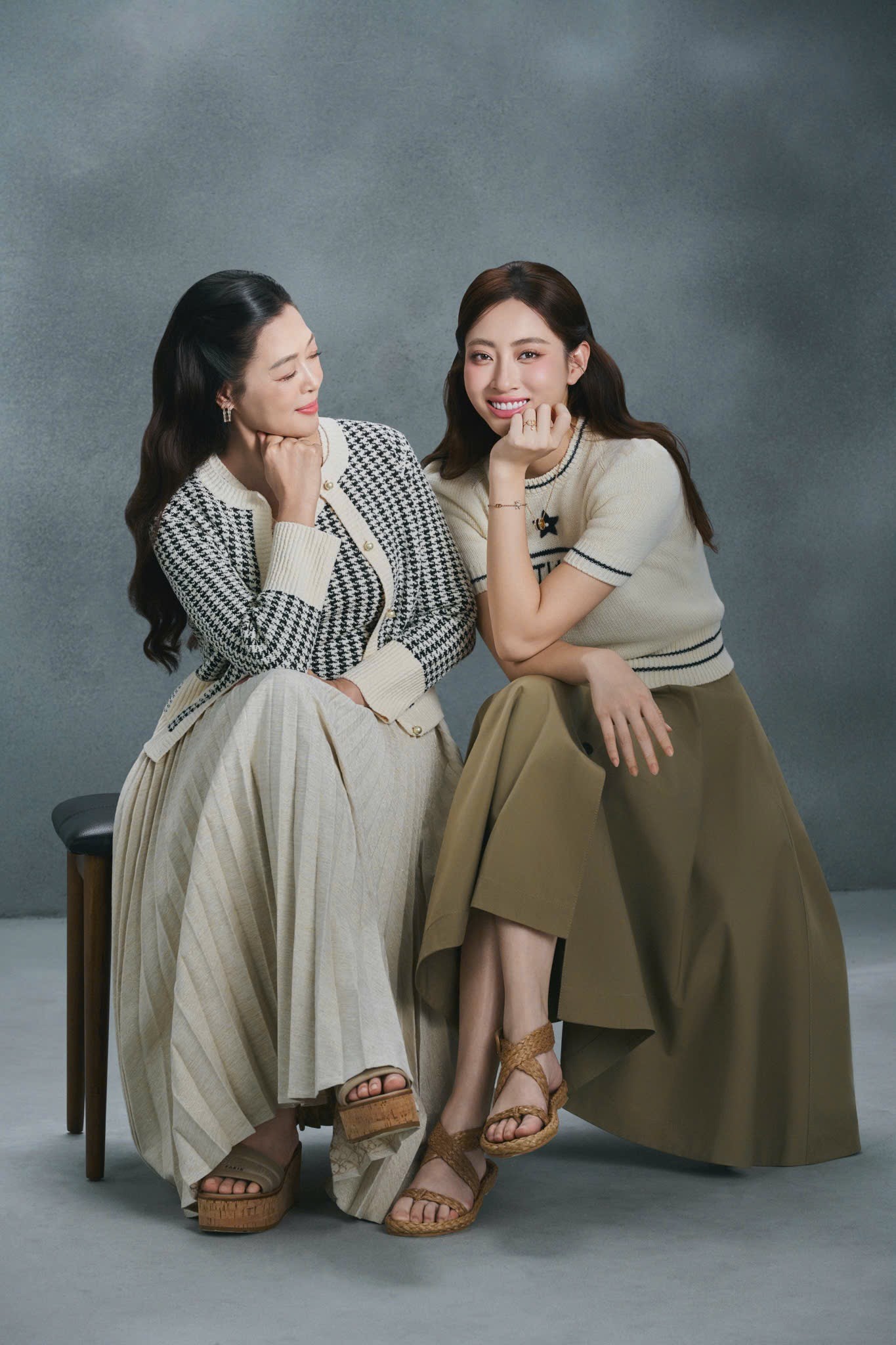 Hoa hậu Lương Thùy Linh rơi nước mắt khi nhận bánh sinh nhật từ mẹ