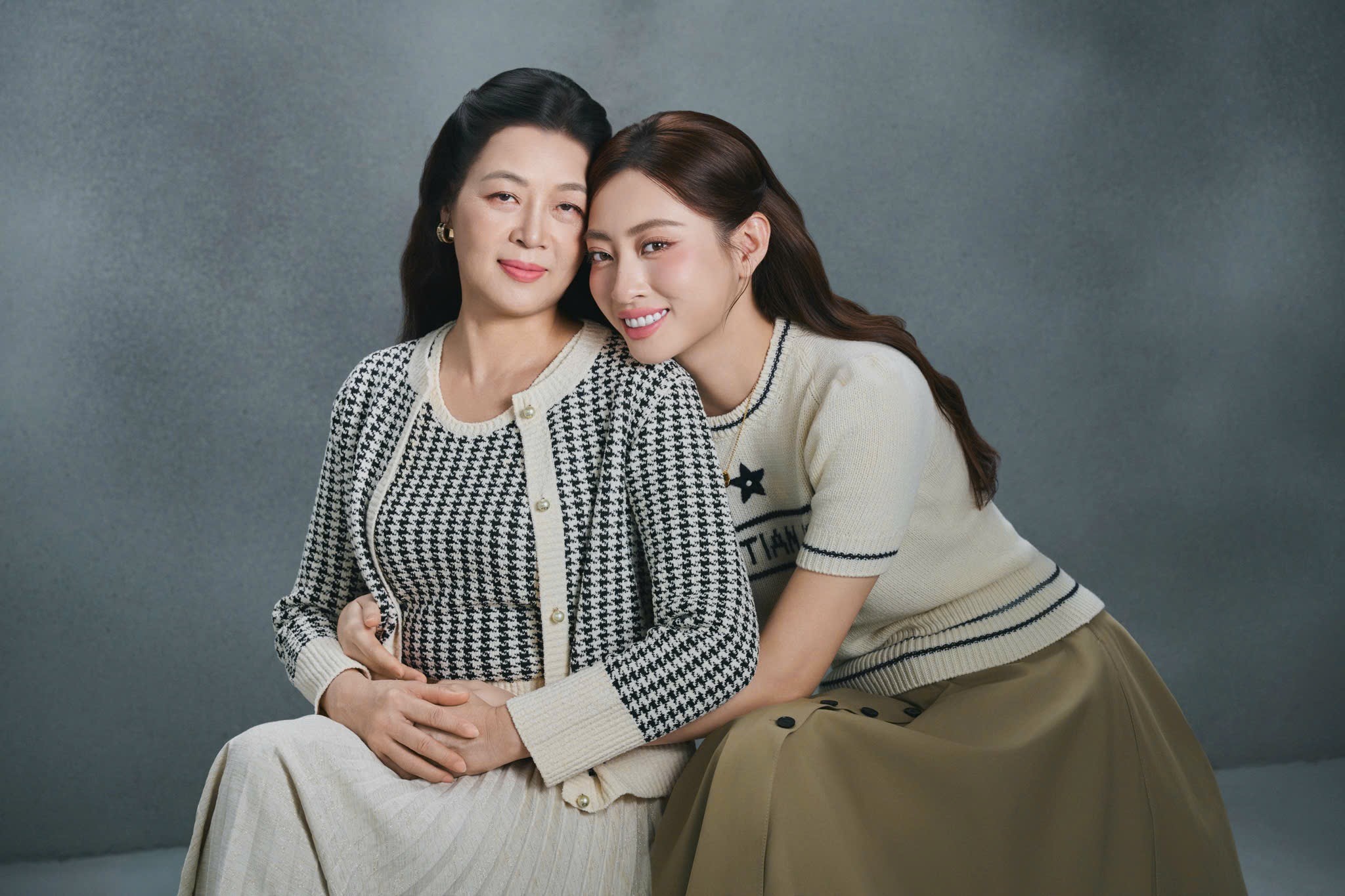 Hoa hậu Lương Thùy Linh rơi nước mắt khi nhận bánh sinh nhật từ mẹ