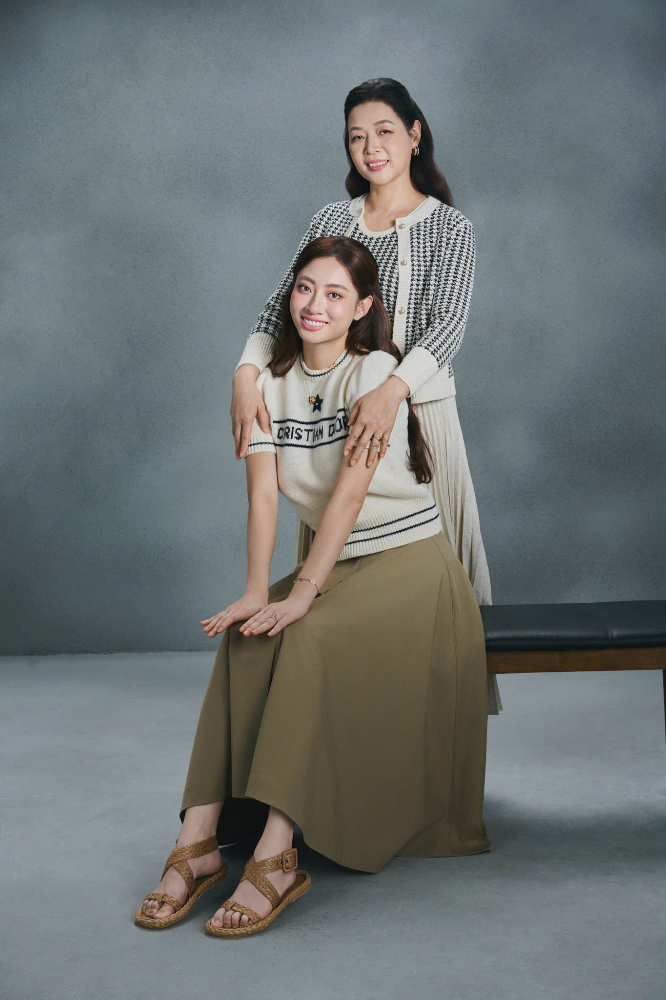 Hoa hậu Lương Thùy Linh rơi nước mắt khi nhận bánh sinh nhật từ mẹ