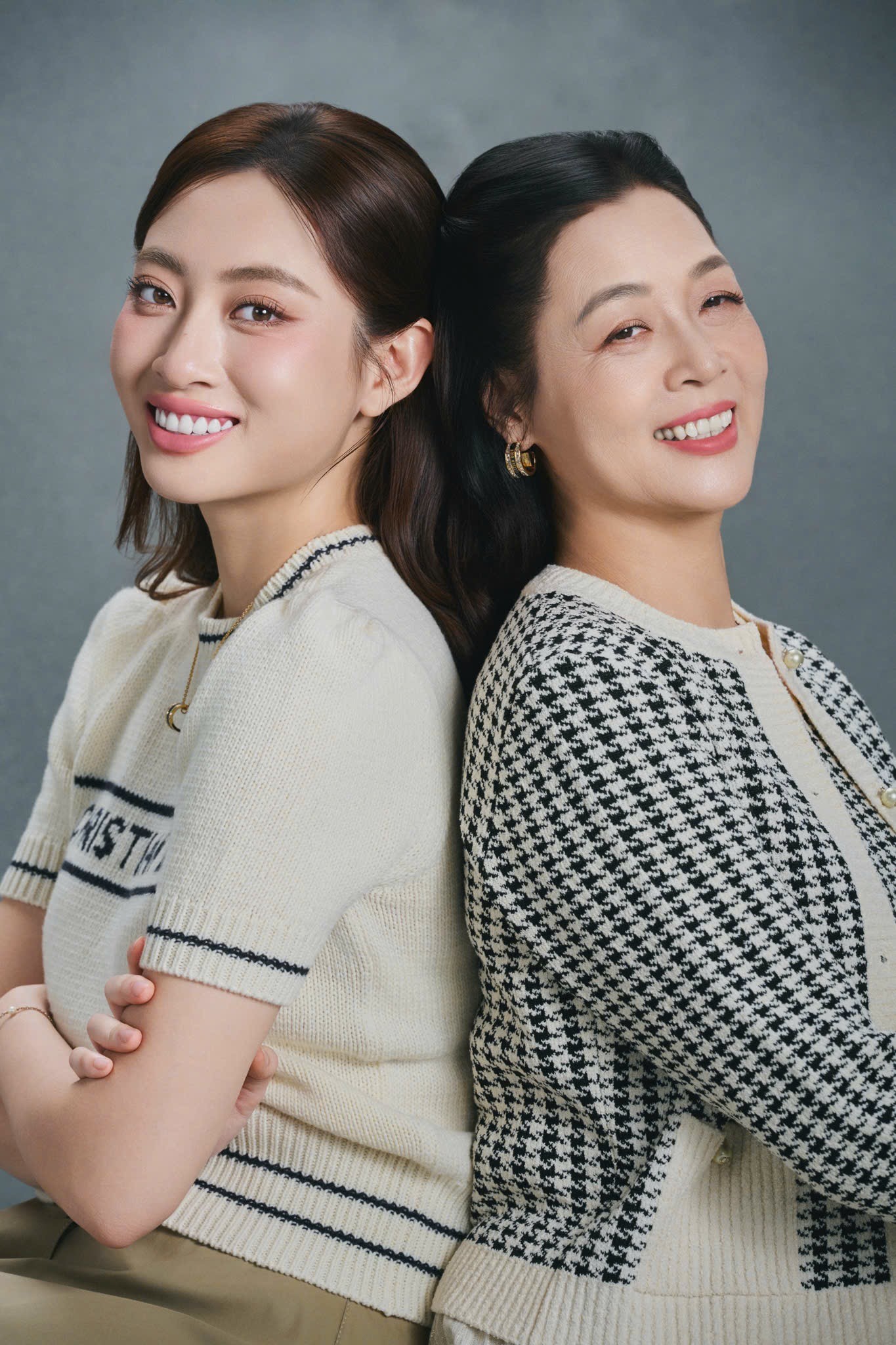 Hoa hậu Lương Thùy Linh rơi nước mắt khi nhận bánh sinh nhật từ mẹ