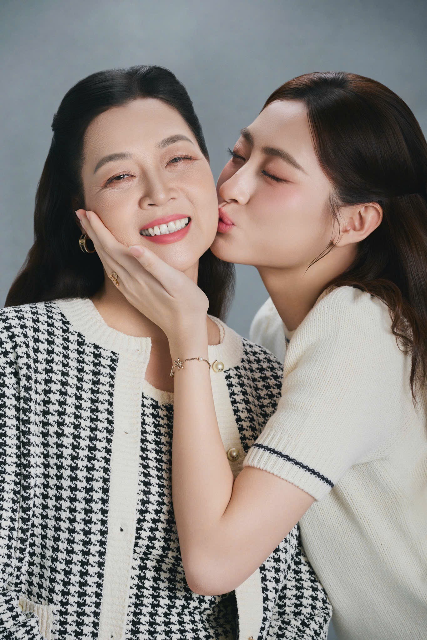 Hoa hậu Lương Thùy Linh rơi nước mắt khi nhận bánh sinh nhật từ mẹ