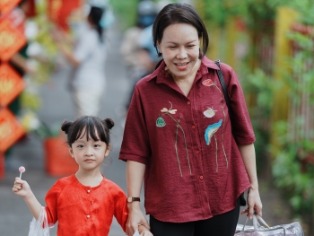 'Cục vàng của ngoại': Hành trình trở về miền ký ức được che chở yêu thương trong vòng tay của bà