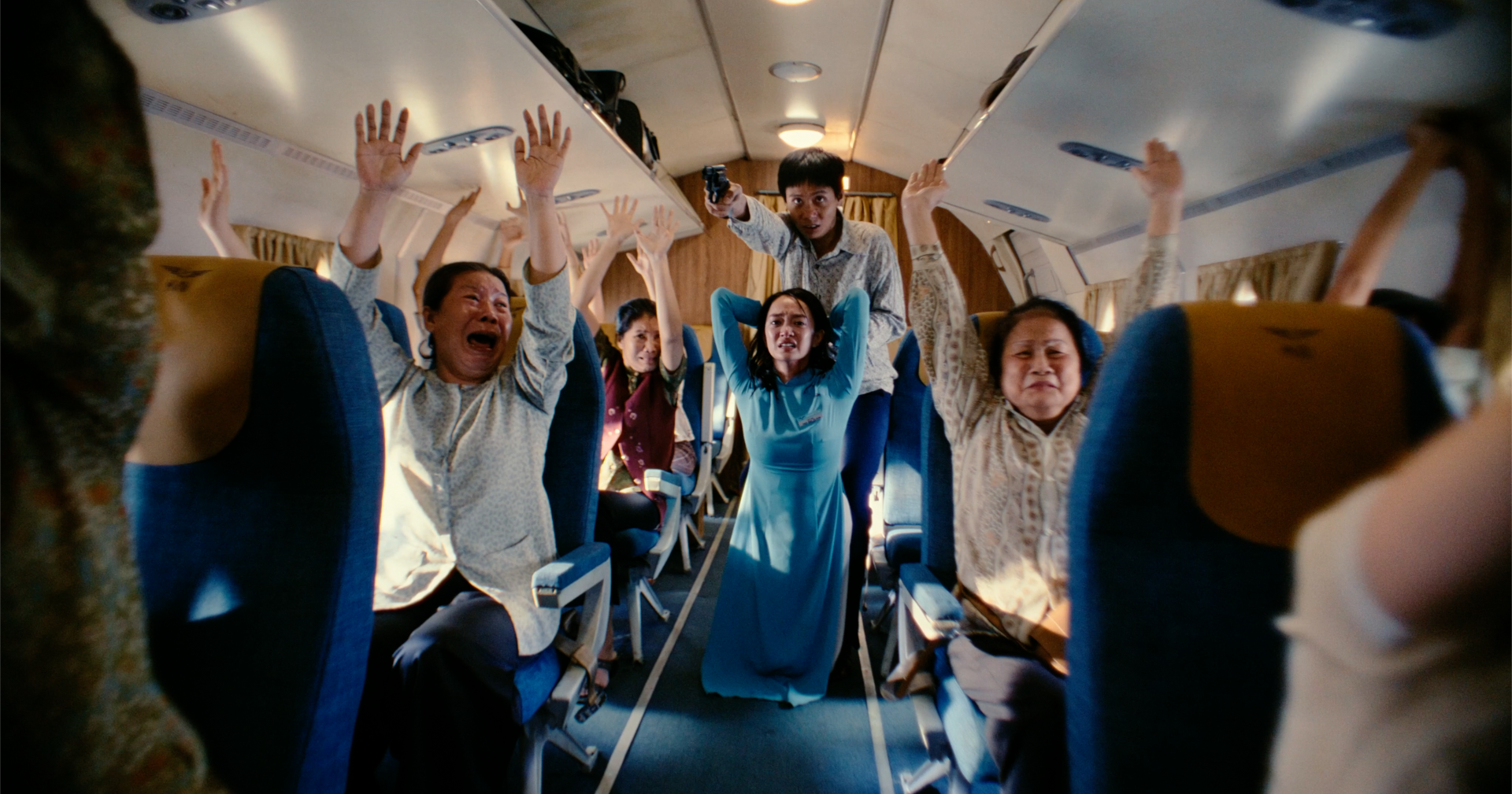 'Tử chiến trên không' tung trailer chính thức: Tìm hy vọng sống ở nơi không có lối thoát