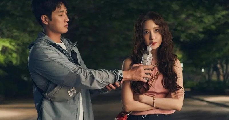 YoonA (SNSD) gây chú ý khi nhảy sông Hàn