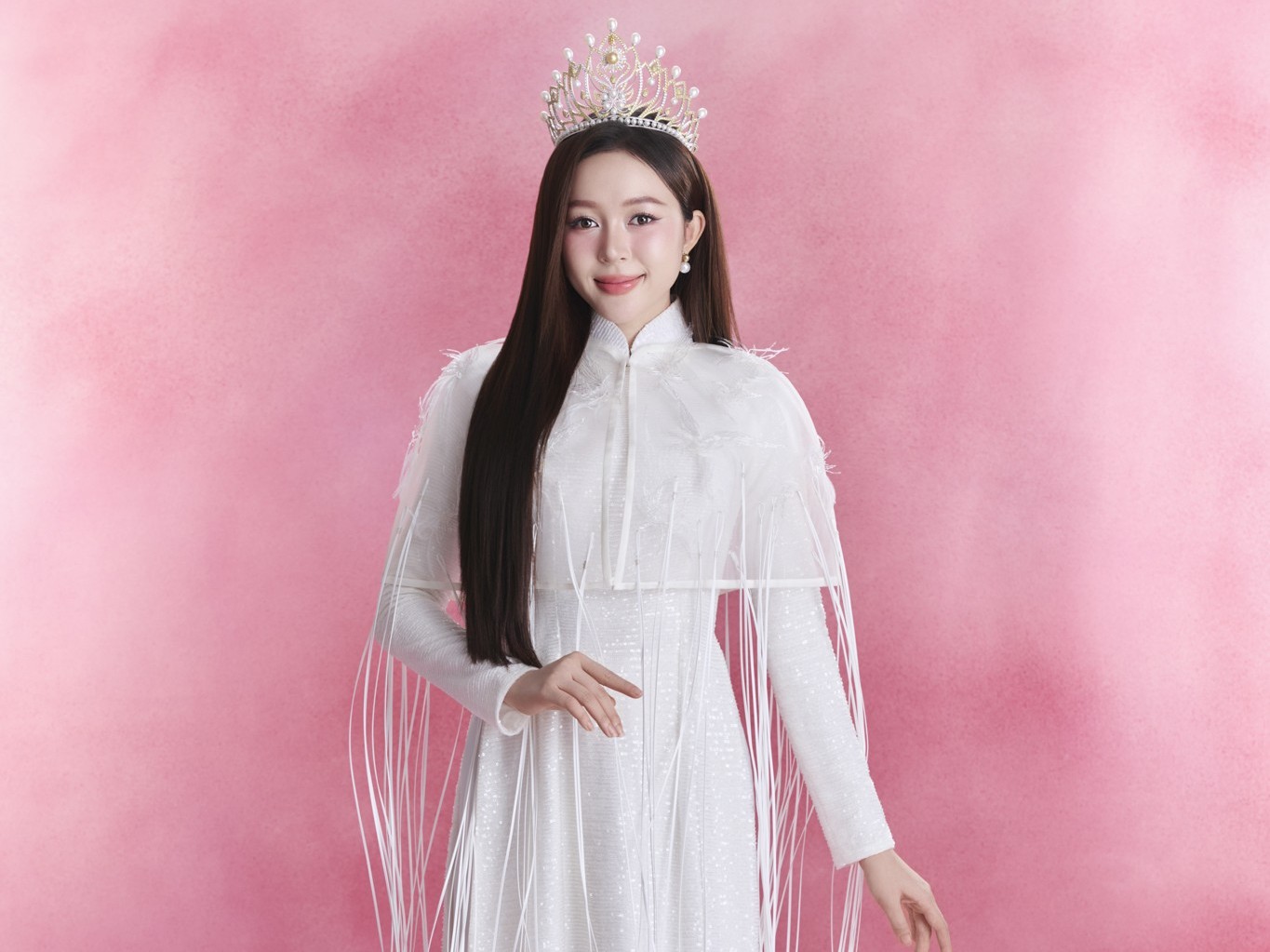 Hưởng ứng lễ Quốc khánh 2/9, Hoa hậu Kiều Duy diện áo dài trắng trong bộ hình đầu tiên gửi 'Miss International'