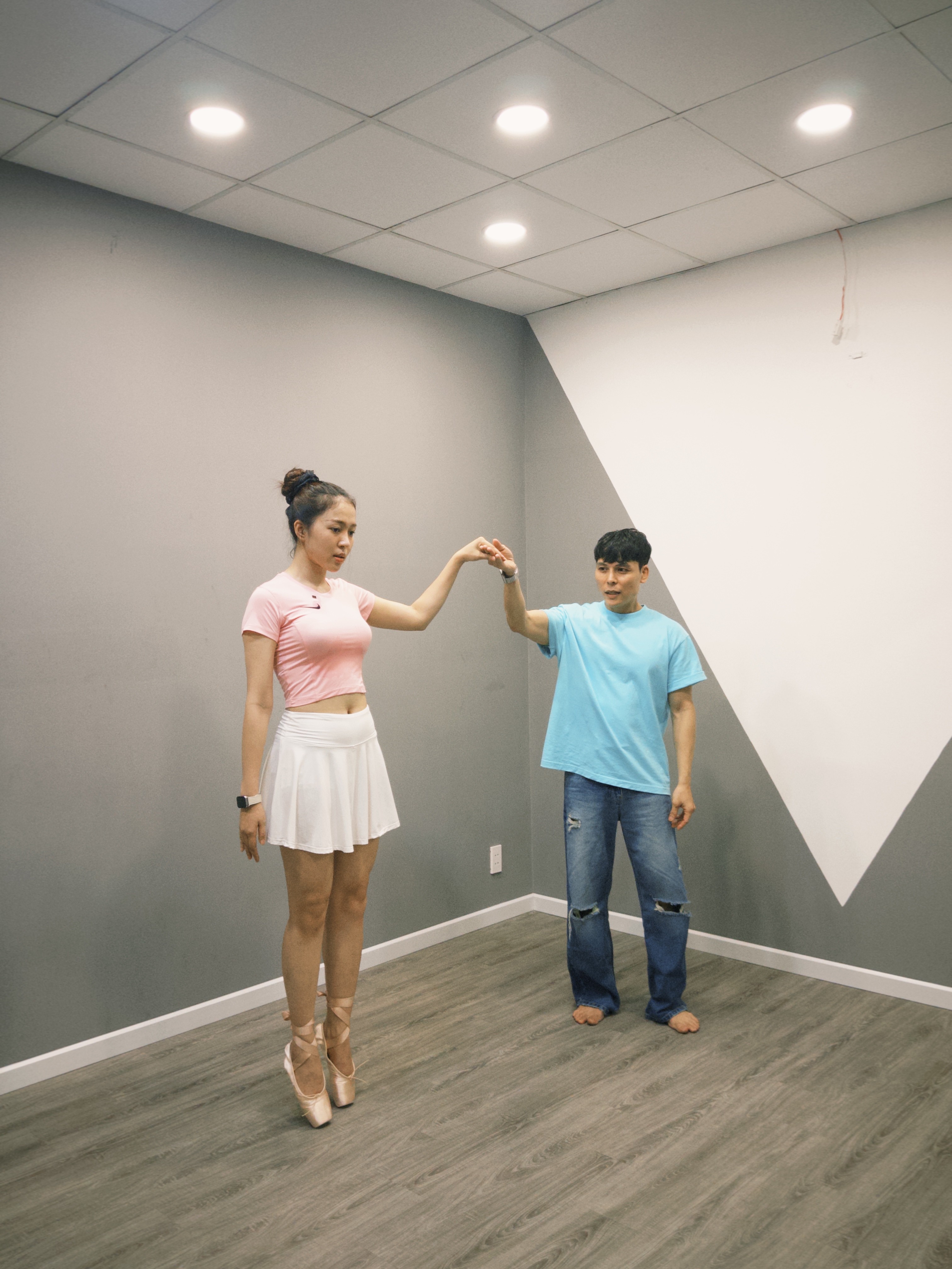 Hưởng ứng lễ Quốc khánh 2/9, Hoa hậu Kiều Duy diện áo dài trắng trong bộ hình đầu tiên gửi 'Miss International'