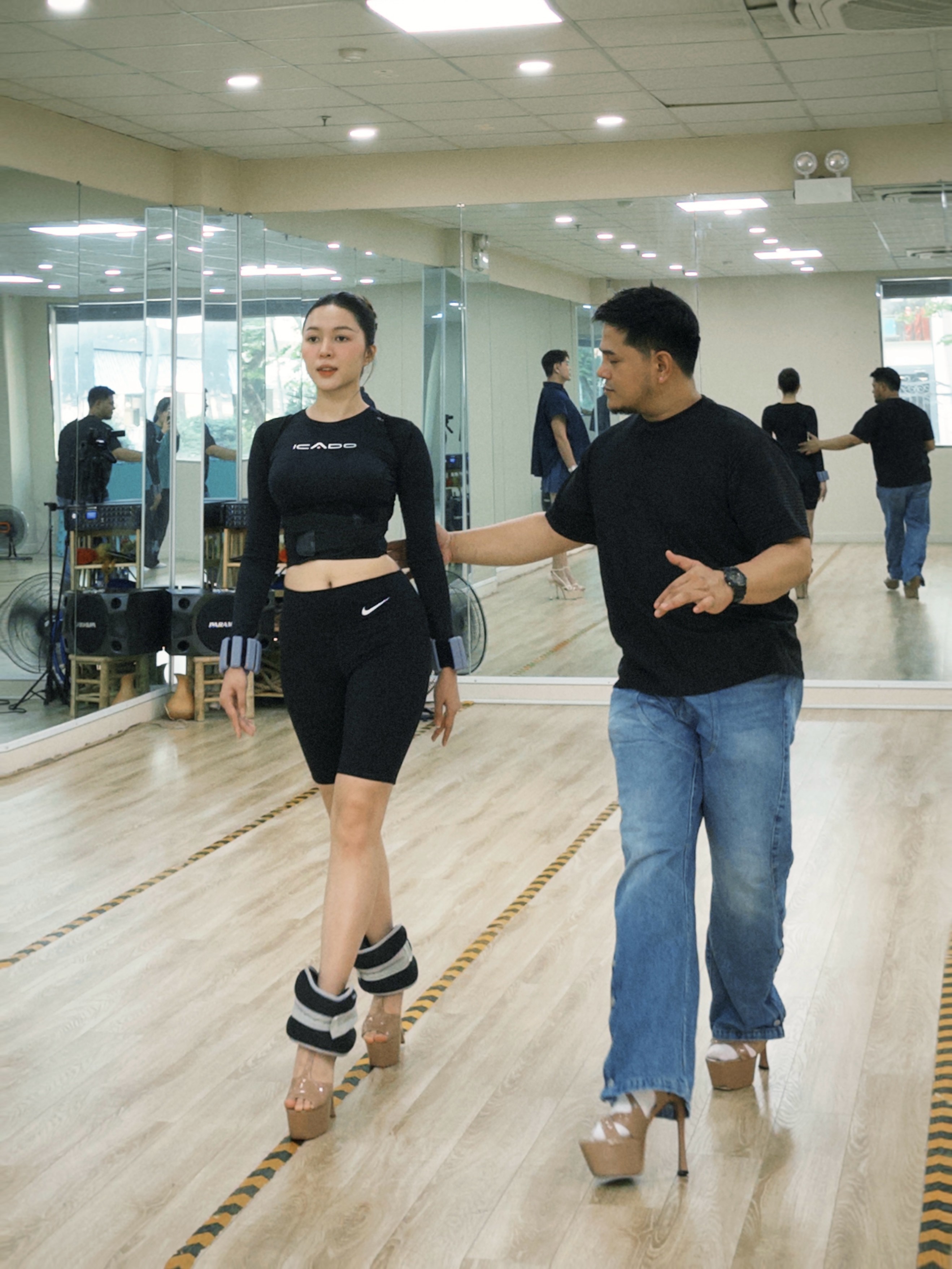 Hưởng ứng lễ Quốc khánh 2/9, Hoa hậu Kiều Duy diện áo dài trắng trong bộ hình đầu tiên gửi 'Miss International'