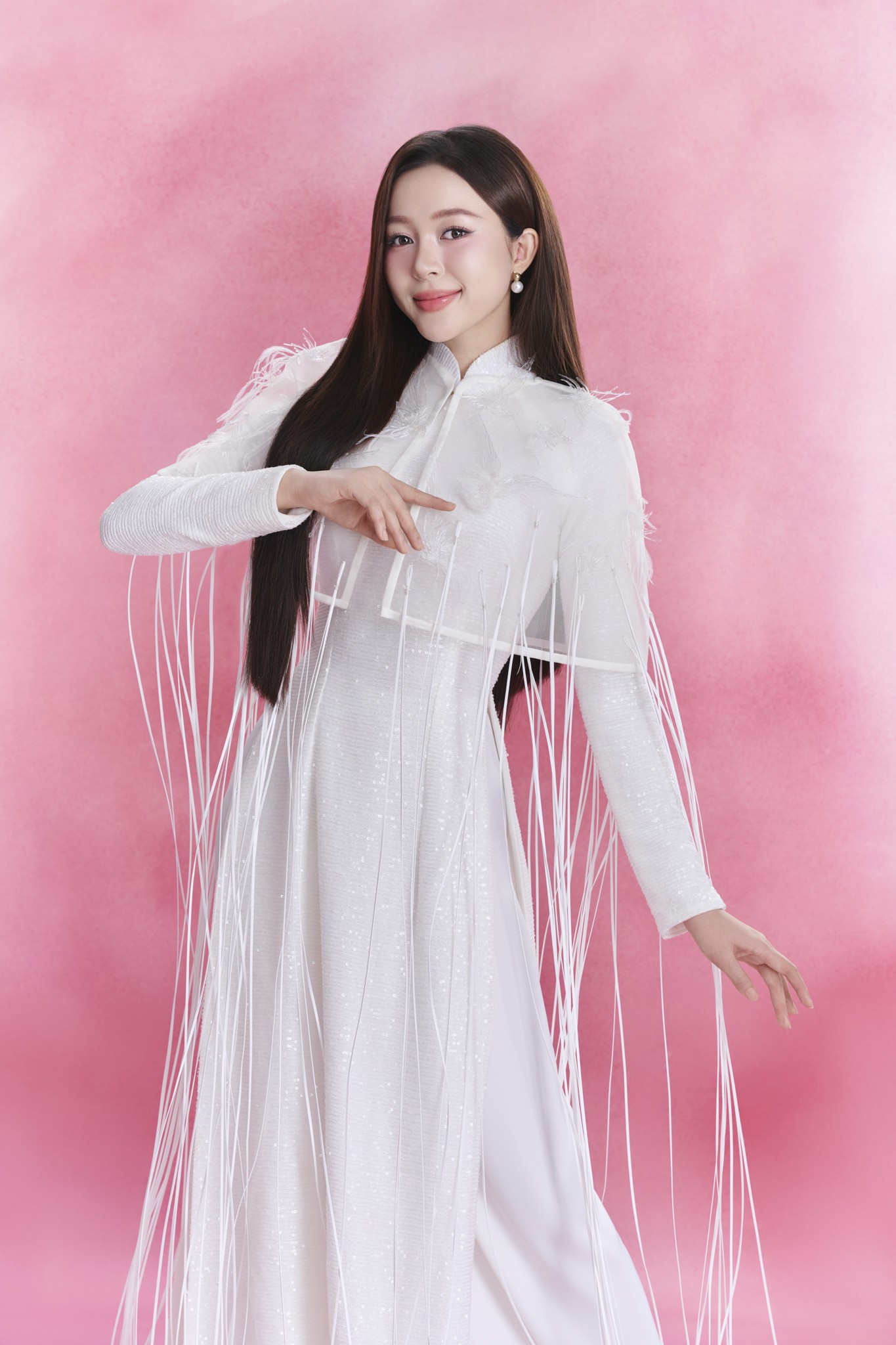 Hưởng ứng lễ Quốc khánh 2/9, Hoa hậu Kiều Duy diện áo dài trắng trong bộ hình đầu tiên gửi 'Miss International'