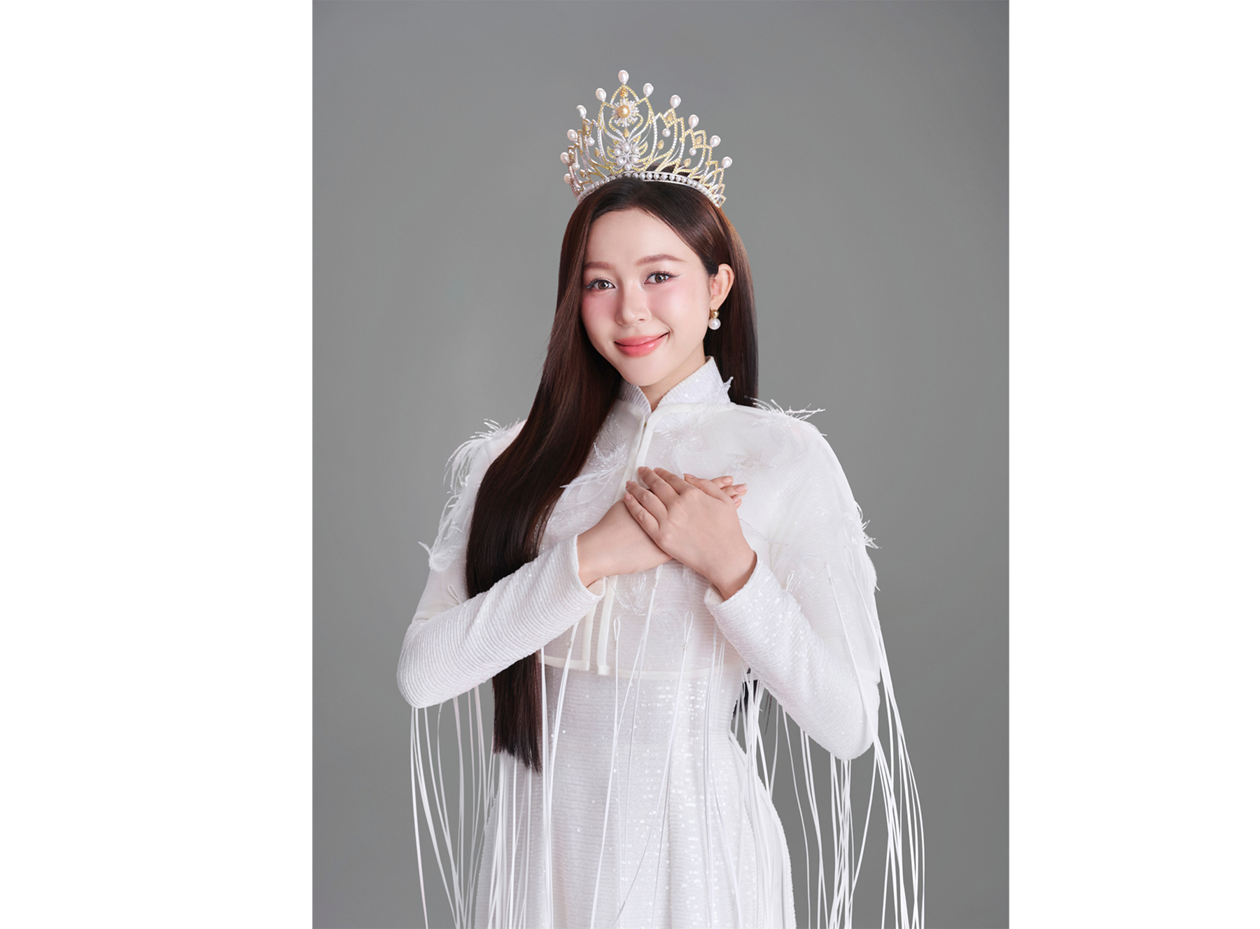 Hưởng ứng lễ Quốc khánh 2/9, Hoa hậu Kiều Duy diện áo dài trắng trong bộ hình đầu tiên gửi 'Miss International'