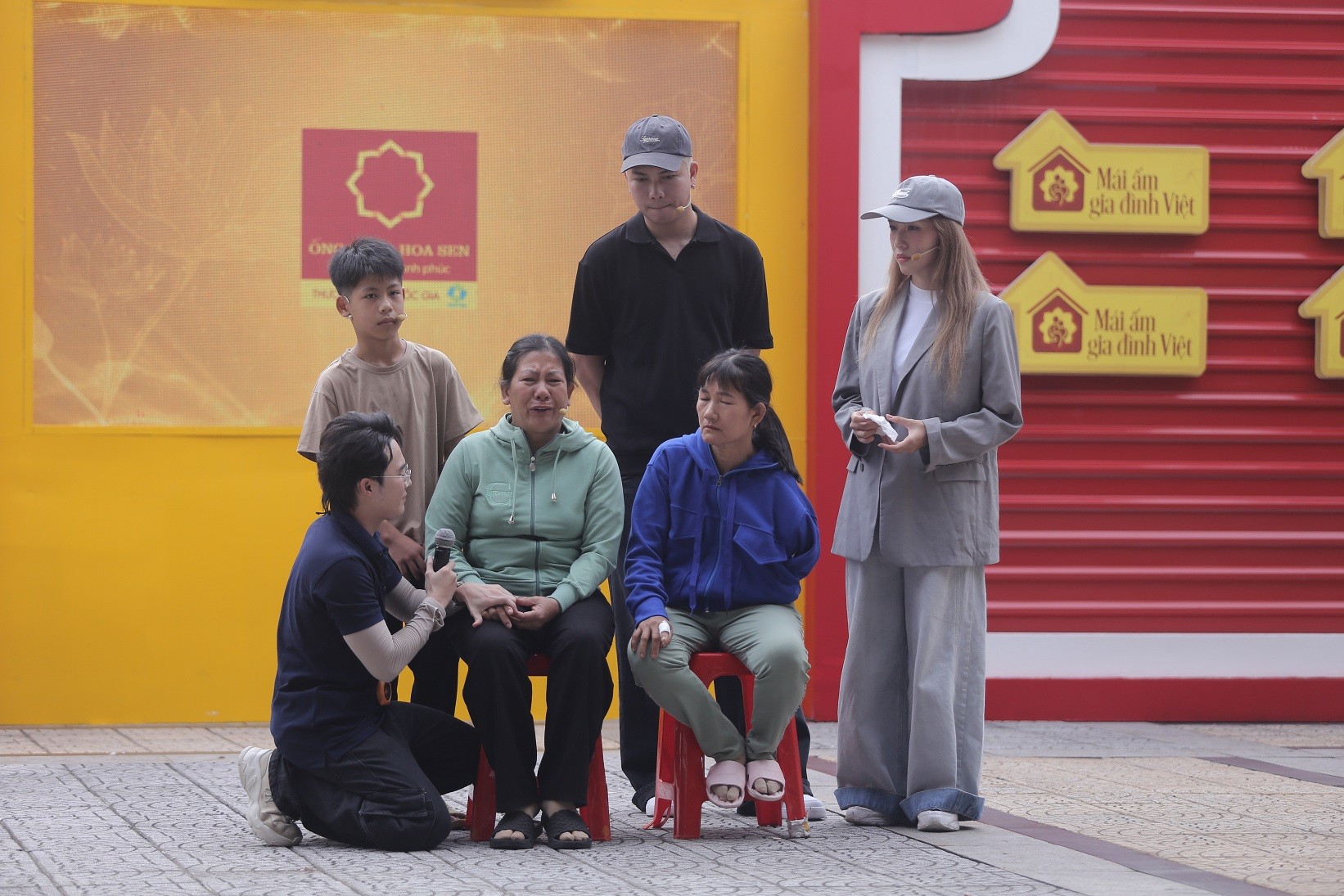 'Mái ấm gia đình Việt': BigDaddy gặp sự cố trên sân khấu, hành động của Emily gây xúc động