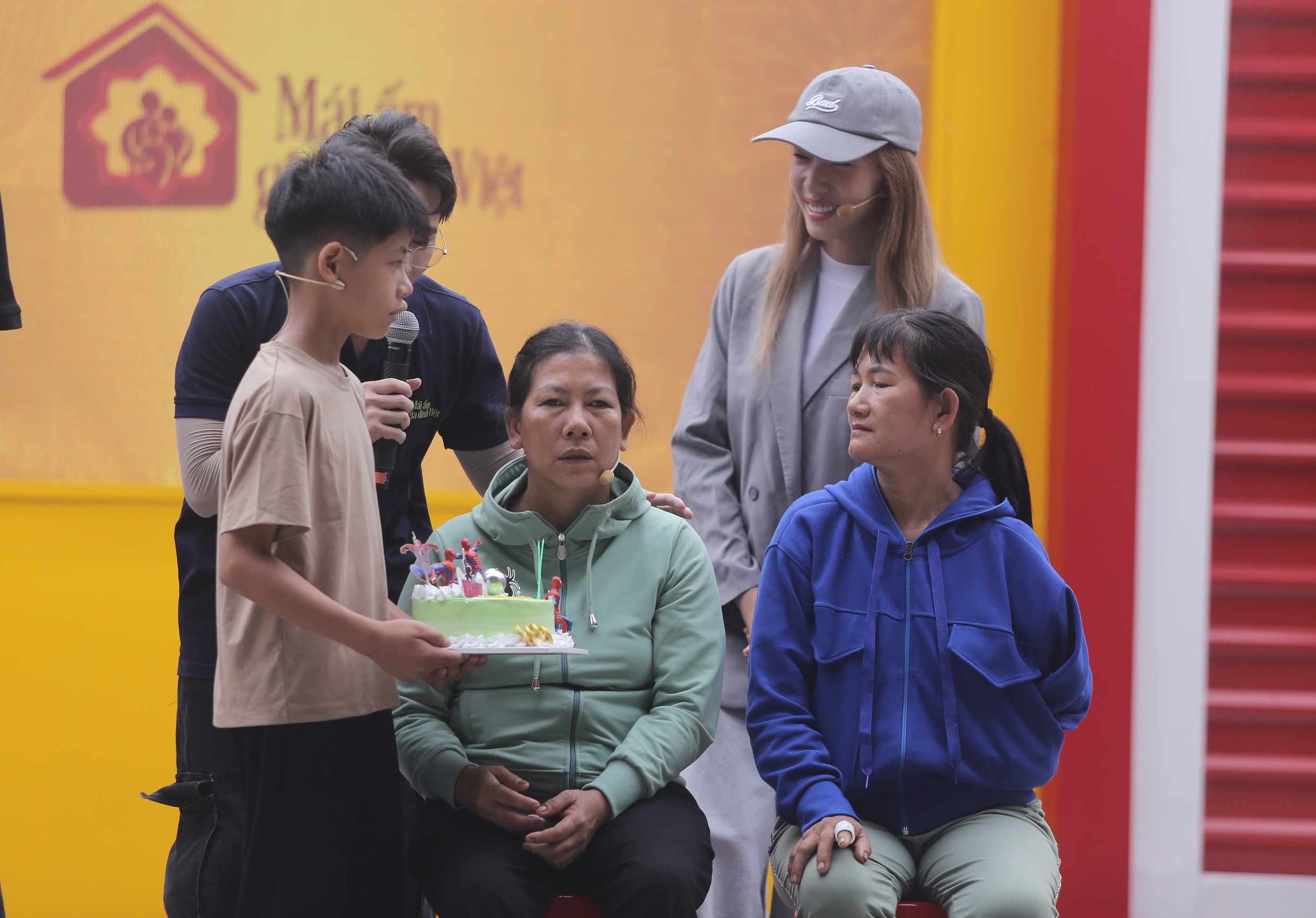 'Mái ấm gia đình Việt': BigDaddy gặp sự cố trên sân khấu, hành động của Emily gây xúc động