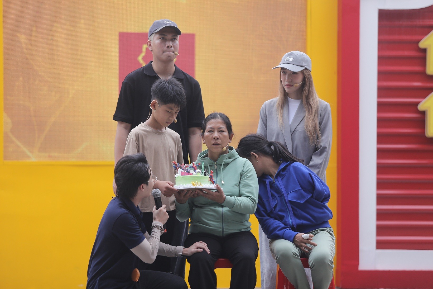 'Mái ấm gia đình Việt': BigDaddy gặp sự cố trên sân khấu, hành động của Emily gây xúc động