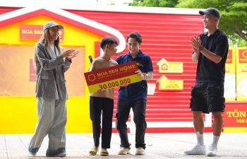 'Mái ấm gia đình Việt': BigDaddy gặp sự cố trên sân khấu, hành động của Emily gây xúc động