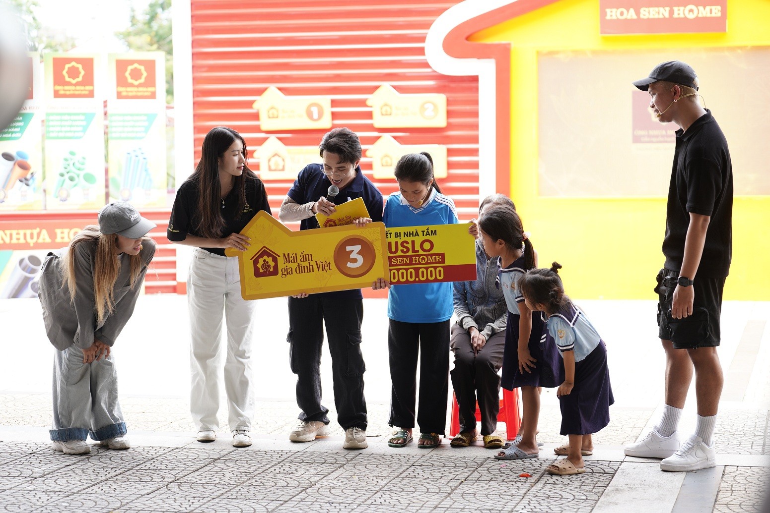 'Mái ấm gia đình Việt': BigDaddy gặp sự cố trên sân khấu, hành động của Emily gây xúc động