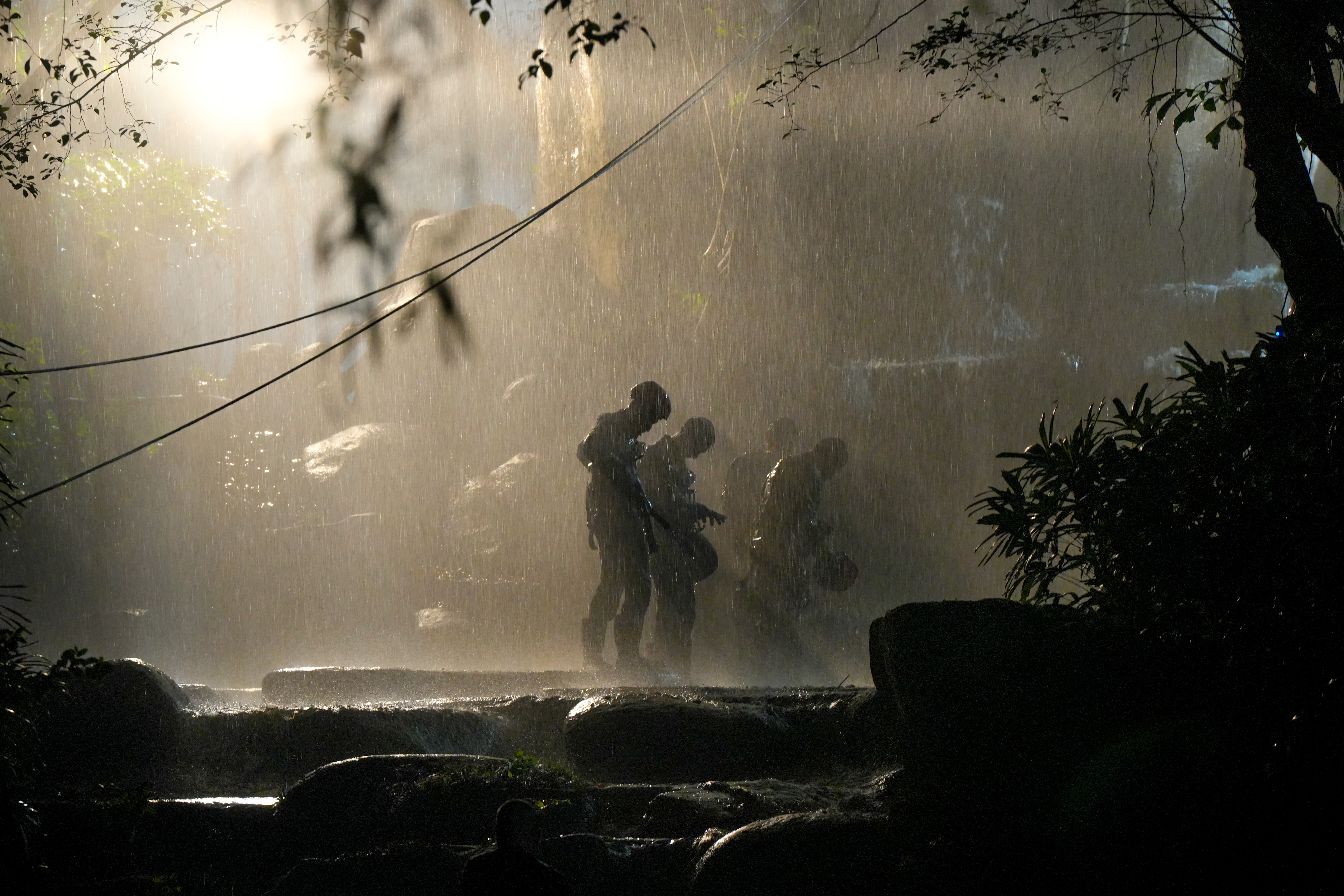 Neko Lê chiến thắng 'Cuộc chiến Cento', nổi bần bật trong poster của tập 4 'Chiến sĩ quả cảm'