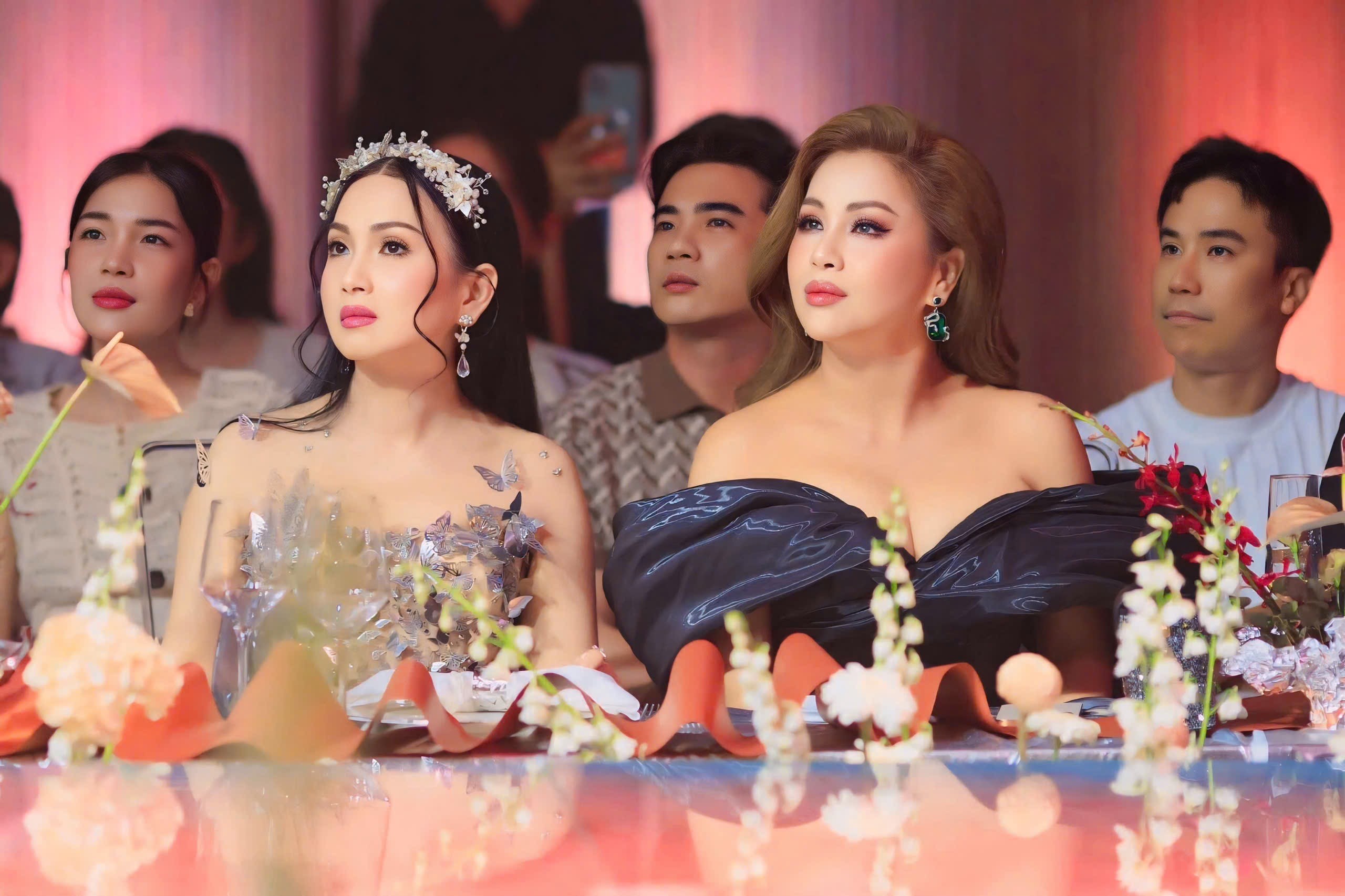 Ca sĩ Hà Phương rạng rỡ sánh đôi cùng Minh Tuyết, chiếm trọn spotlight thời trang của nhà thiết kế Chung Thanh Phong