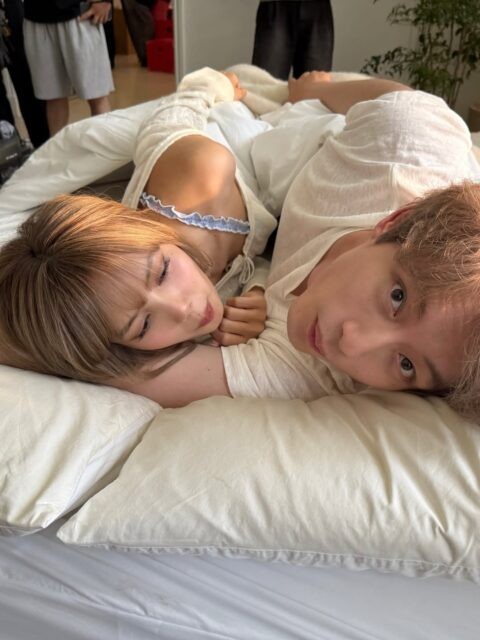 Lisa (BlackPink) nhận bình luận ác ý vì 'thân mật' với bạn diễn người Nhật