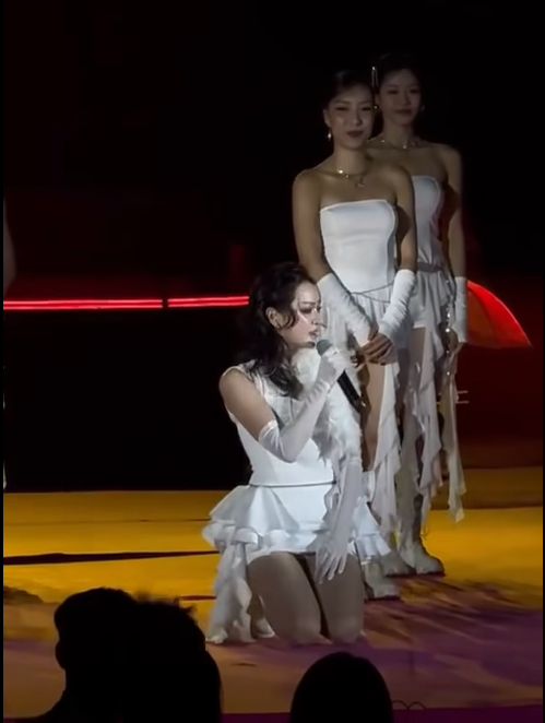 Đời tư tai tiếng, sự nghiệp lao đao: Hiền Hồ khóc, quỳ gối mong được tha thứ