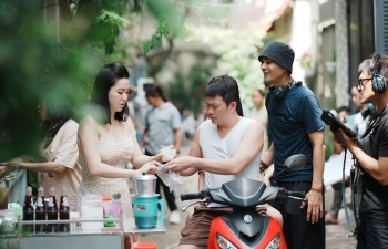 Đạo diễn Khương Ngọc cùng ê-kip tái hiện bối cảnh tuổi thơ trong 'Cục vàng của ngoại'