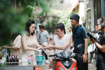 Đạo diễn Khương Ngọc cùng ê-kip tái hiện bối cảnh tuổi thơ trong 'Cục vàng của ngoại'