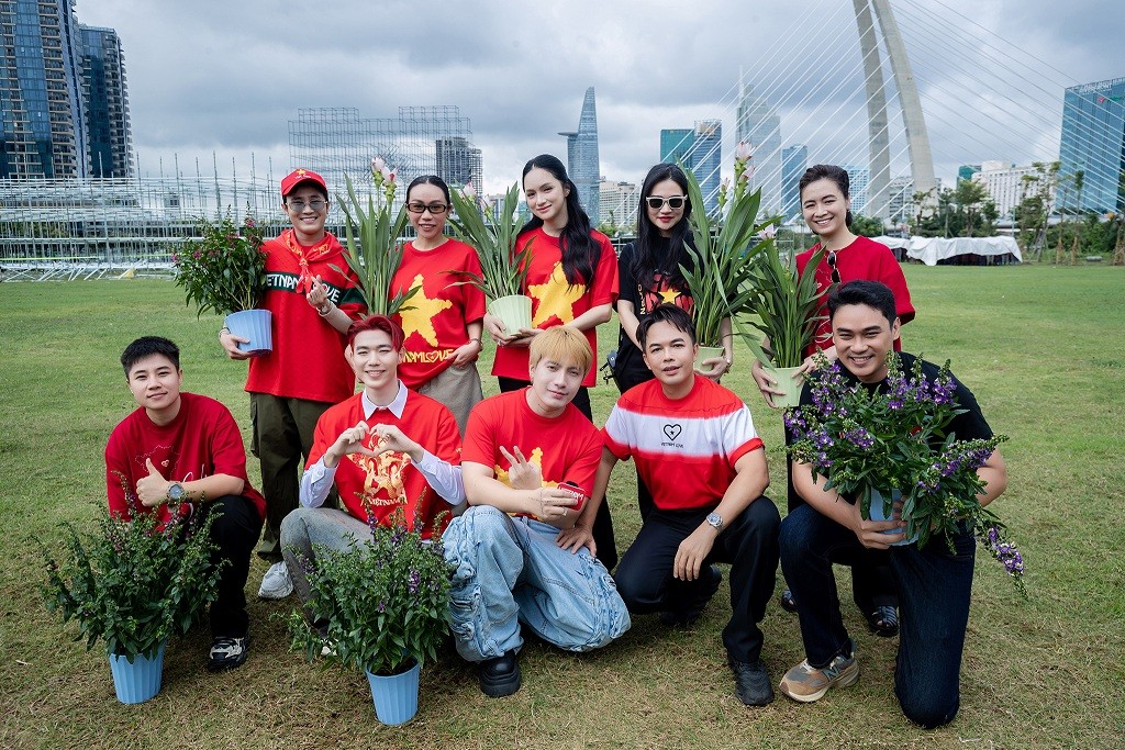 Hương Giang, Huỳnh Lập rủ nhau đi trồng cây cho 'Thành phố nở hoa'