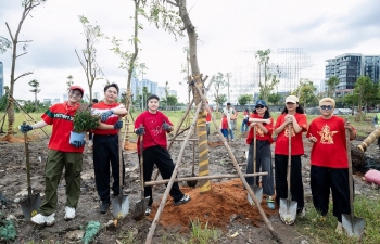 Hương Giang, Huỳnh Lập rủ nhau đi trồng cây cho 'Thành phố nở hoa'