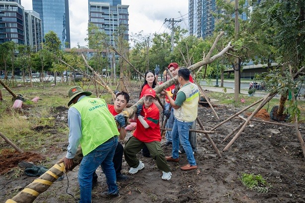 Hương Giang, Huỳnh Lập rủ nhau đi trồng cây cho 'Thành phố nở hoa'