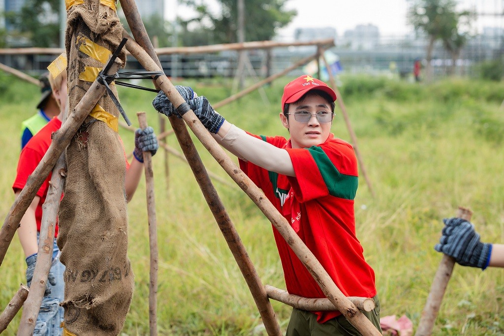 Hương Giang, Huỳnh Lập rủ nhau đi trồng cây cho 'Thành phố nở hoa'