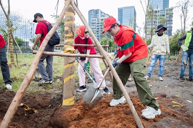 Hương Giang, Huỳnh Lập rủ nhau đi trồng cây cho 'Thành phố nở hoa'