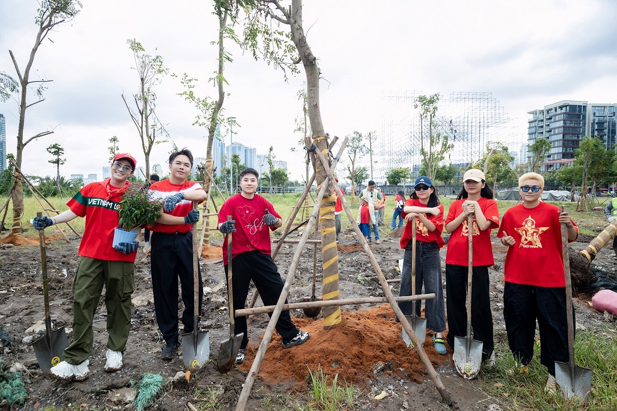 Hương Giang, Huỳnh Lập rủ nhau đi trồng cây cho 'Thành phố nở hoa'