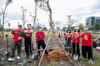 Hương Giang, Huỳnh Lập rủ nhau đi trồng cây cho 'Thành phố nở hoa'