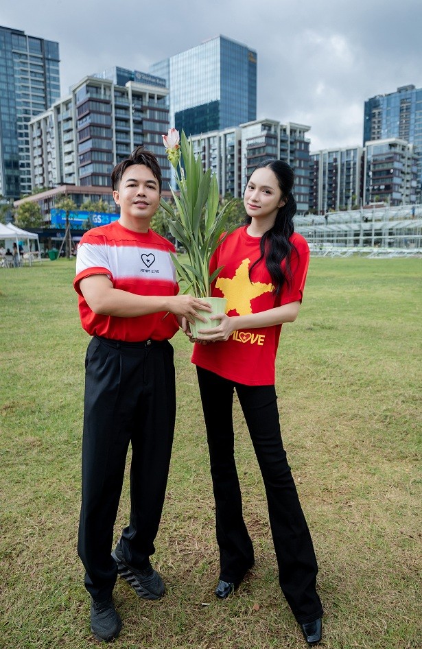 Hương Giang, Huỳnh Lập rủ nhau đi trồng cây cho 'Thành phố nở hoa'