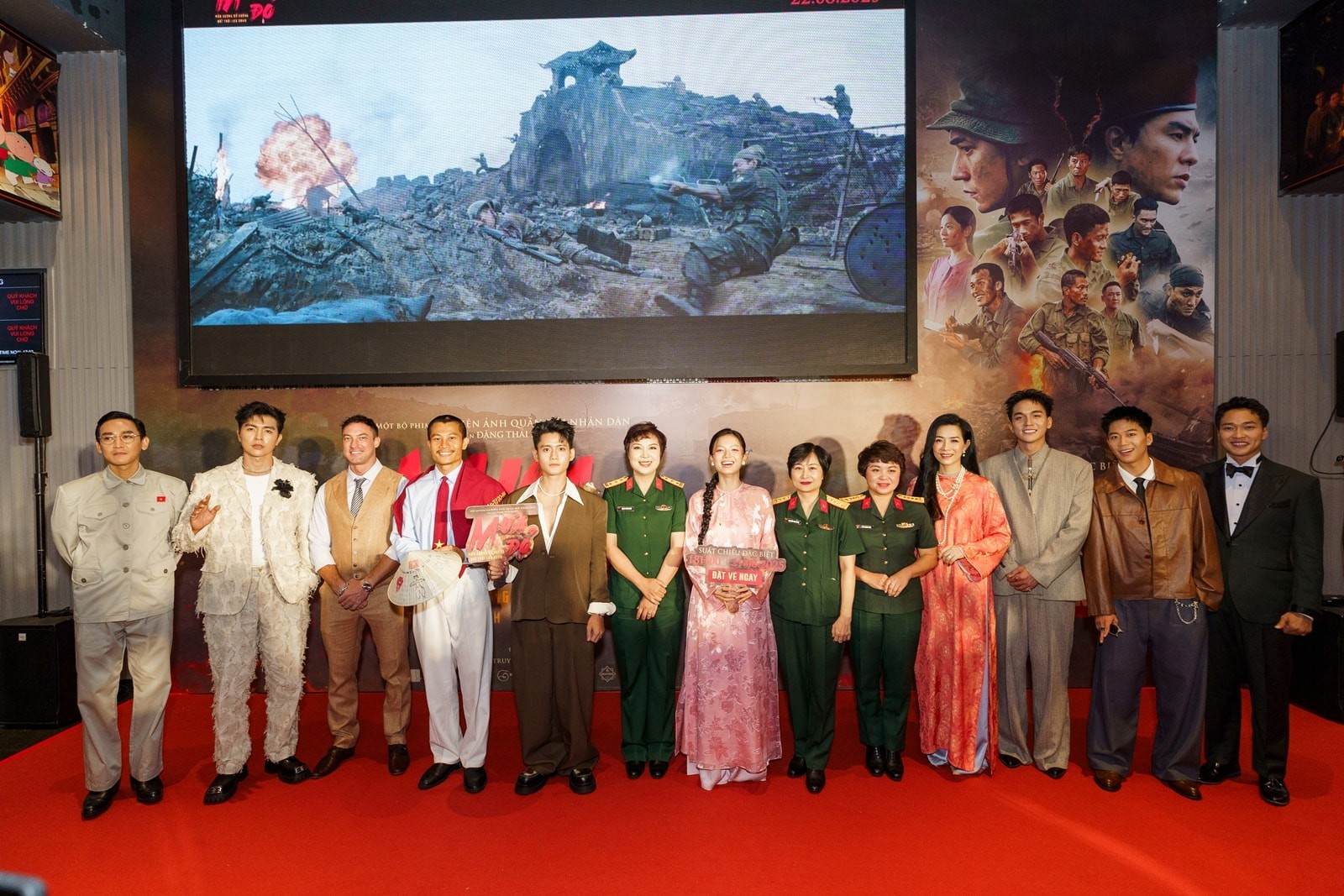 81 ngày quay dưới 2 tháng trời mưa tầm tã tại Quảng Trị, vẫn không thể nao núng tinh thần thép của e-kip 'Mưa đỏ'