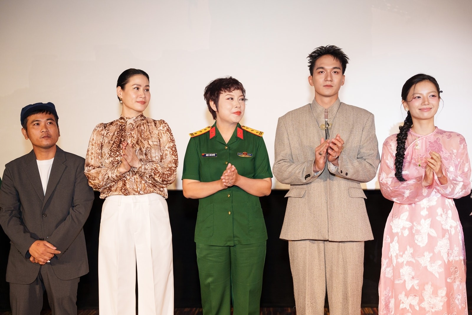 81 ngày quay dưới 2 tháng trời mưa tầm tã tại Quảng Trị, vẫn không thể nao núng tinh thần thép của e-kip 'Mưa đỏ'