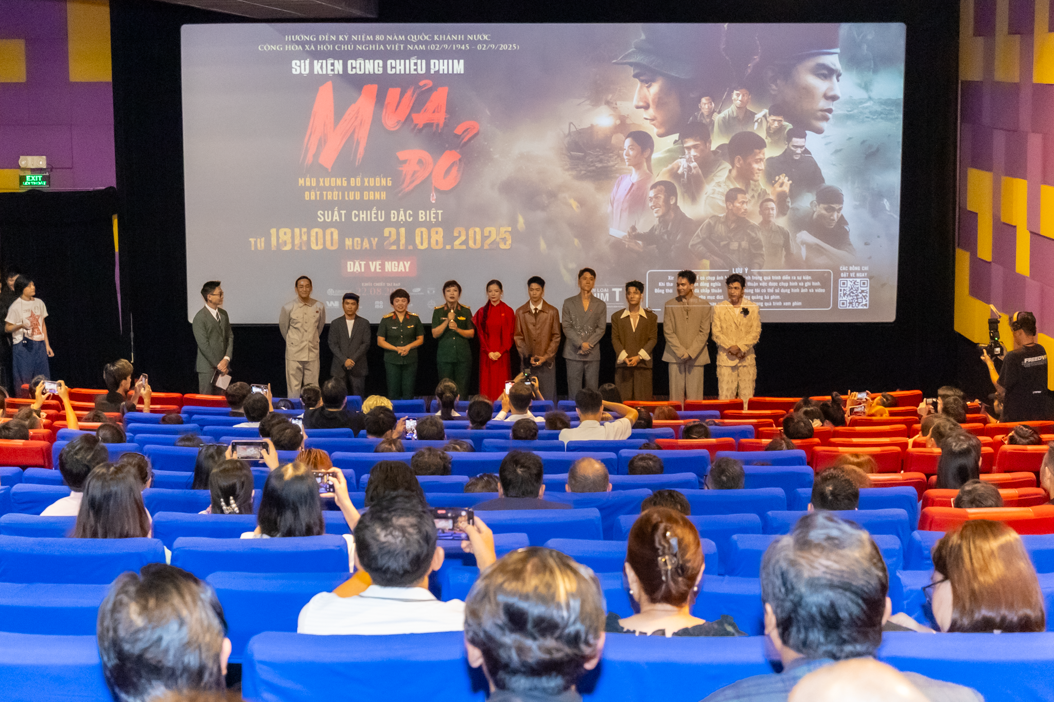 81 ngày quay dưới 2 tháng trời mưa tầm tã tại Quảng Trị, vẫn không thể nao núng tinh thần thép của e-kip 'Mưa đỏ'