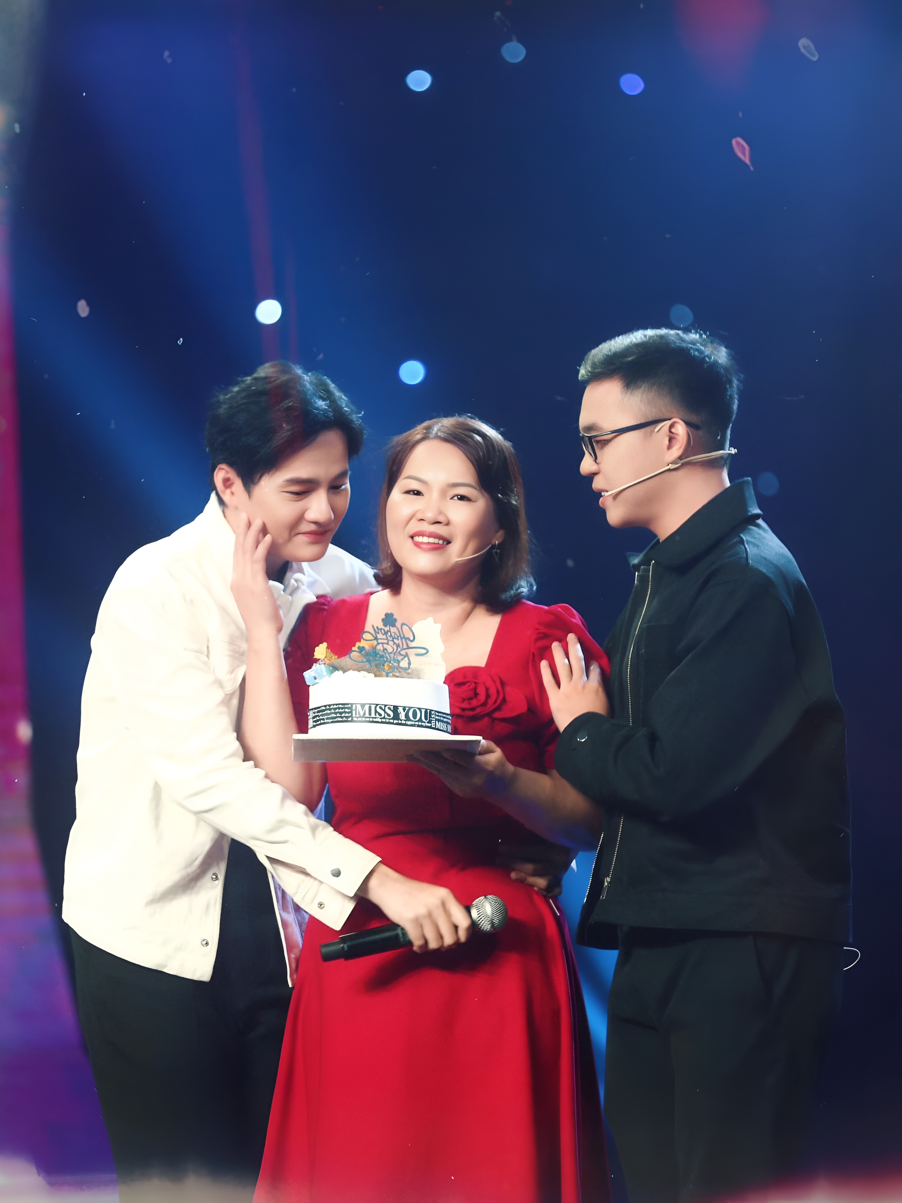 Bản nhạc mùa Vu Lan khiến lòng người thổn thức: Sự kết hợp của Cao Trung Hiếu, Hoa hậu Khánh Vân và nhạc sĩ Dani D