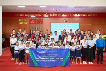 'Miss Cosmo 2025': Dàn Hoa hậu quốc tế trải nghiệm du lịch miền Tây Nam bộ, trao học bổng cho học sinh Tây Ninh