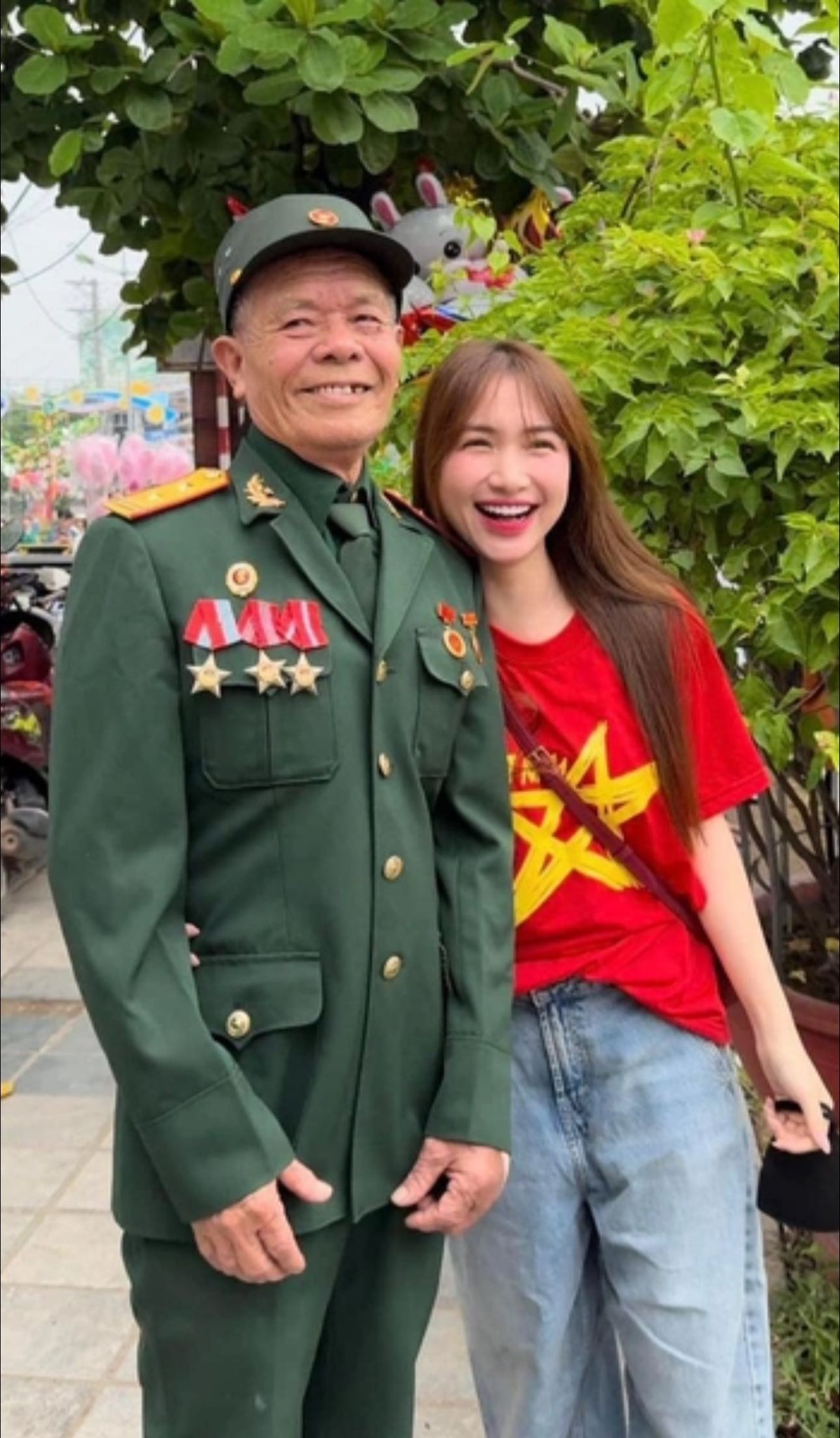 Ông nội ca sĩ Hòa Minzy qua đời