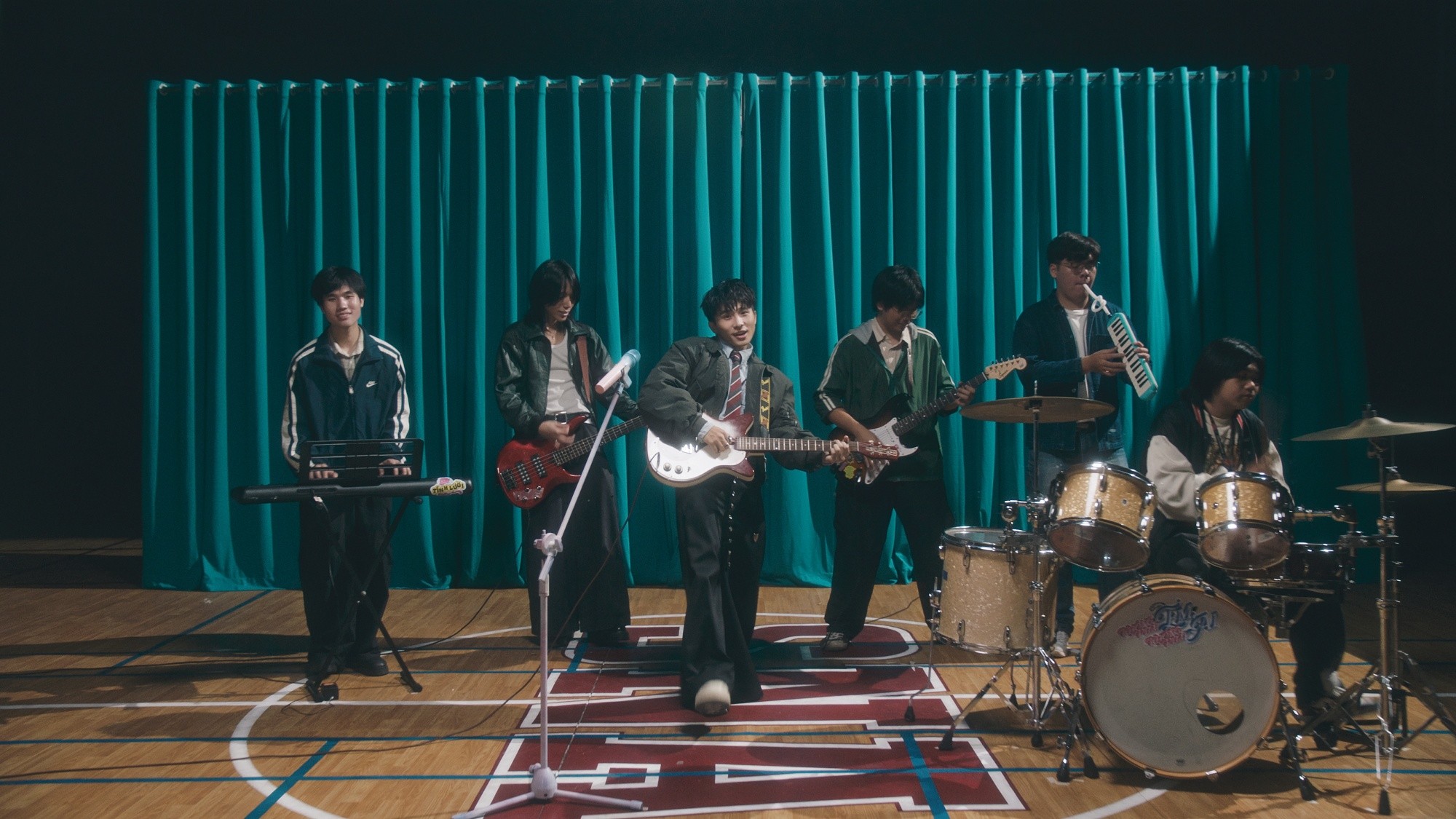 Vừa 'quậy tung' với MV 'Dán mắt', Jsol đã tiếp tục đốn tim fan với MV 'Không phải em không phải ai'