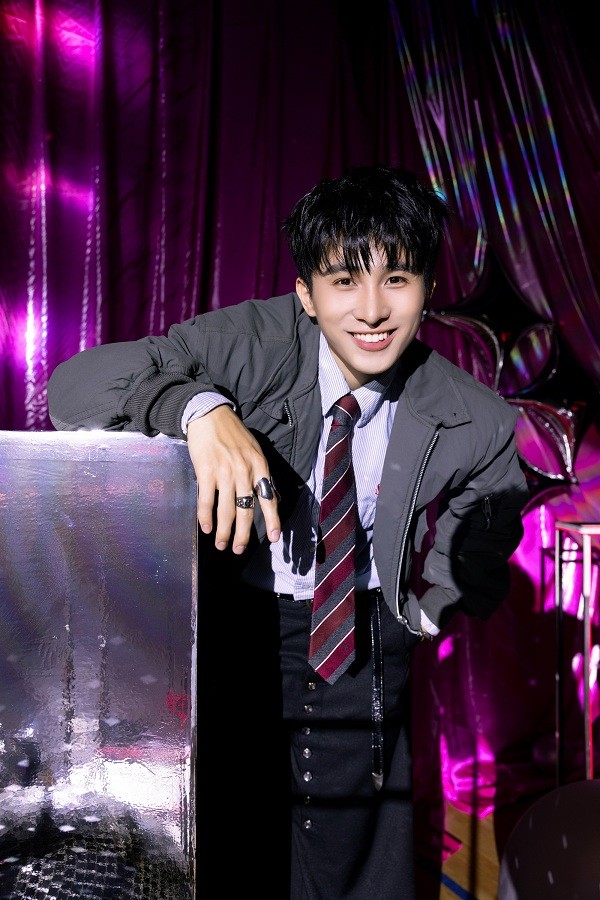 Vừa 'quậy tung' với MV 'Dán mắt', Jsol đã tiếp tục đốn tim fan với MV 'Không phải em không phải ai'