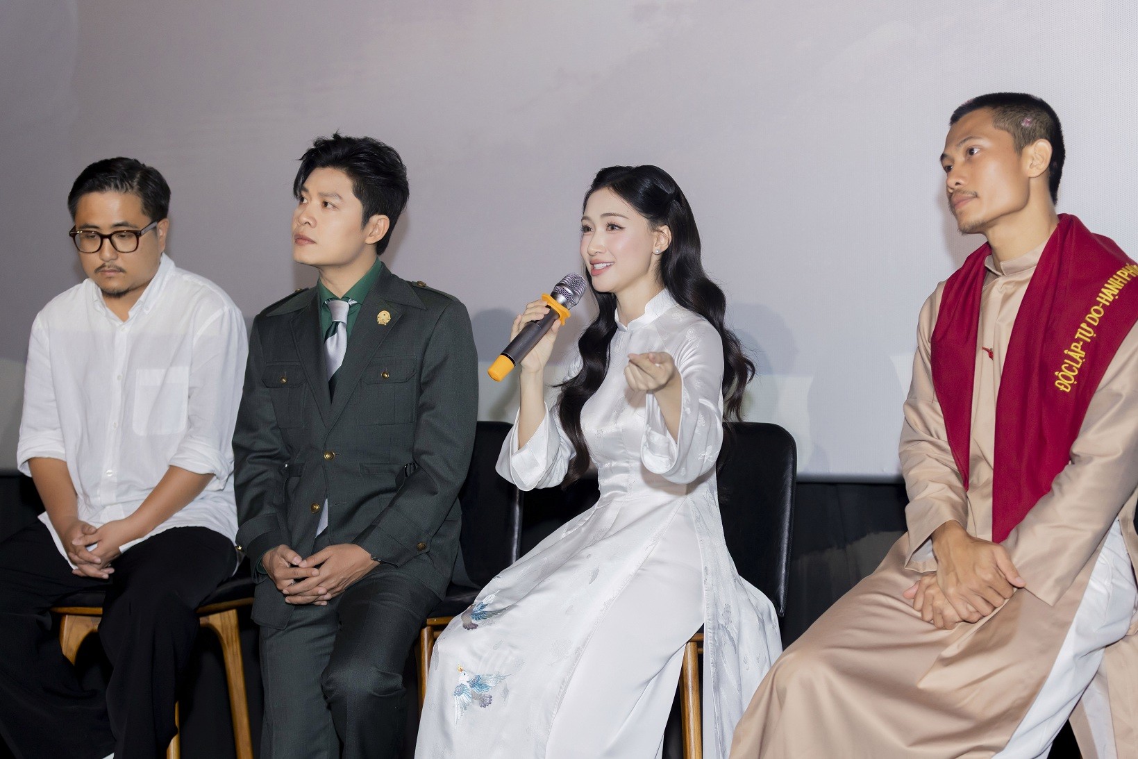 'Nỗi đau giữa hòa bình' - Dự án để đời của Hòa Minzy và Nguyễn Văn Chung