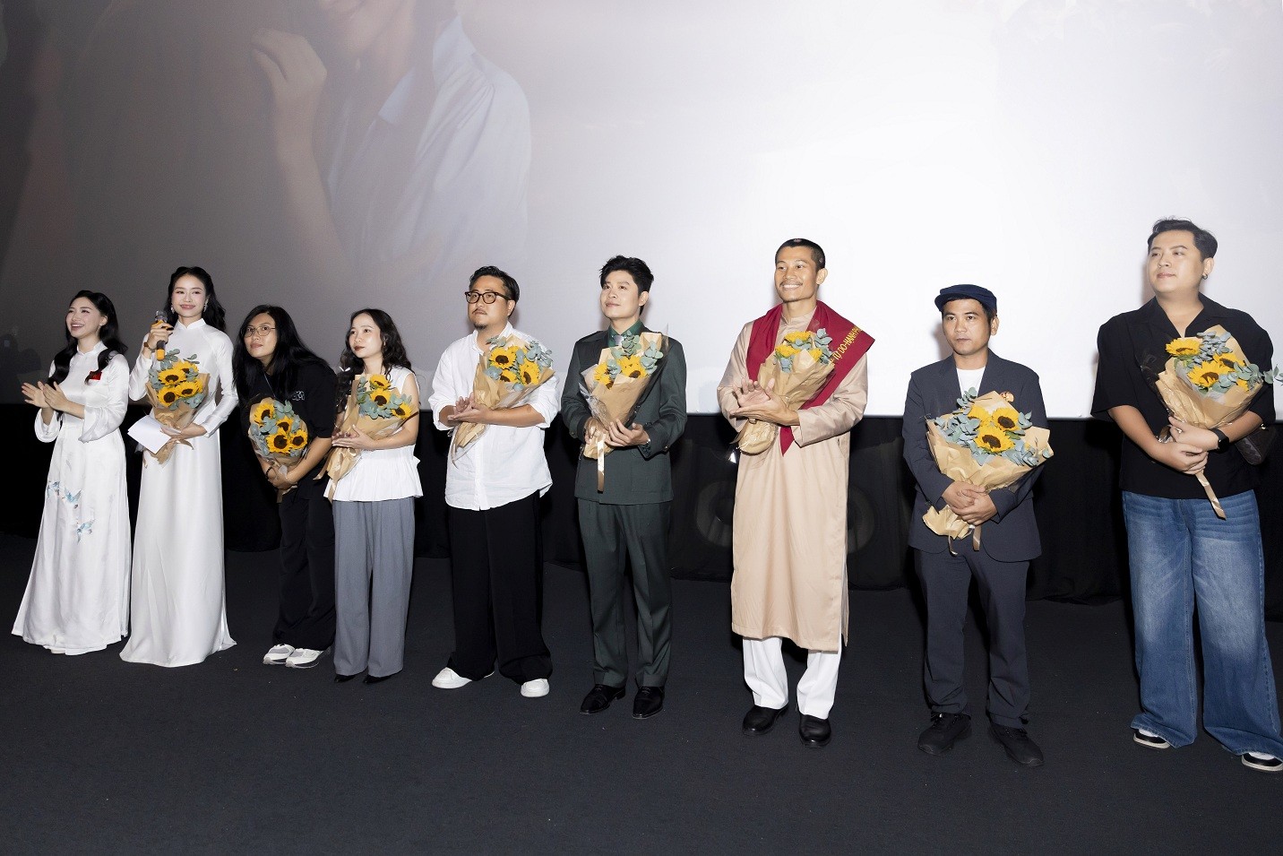 'Nỗi đau giữa hòa bình' - Dự án để đời của Hòa Minzy và Nguyễn Văn Chung