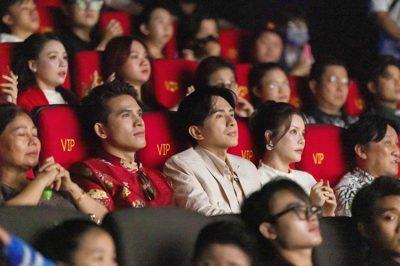 'Nỗi đau giữa hòa bình' - Dự án để đời của Hòa Minzy và Nguyễn Văn Chung