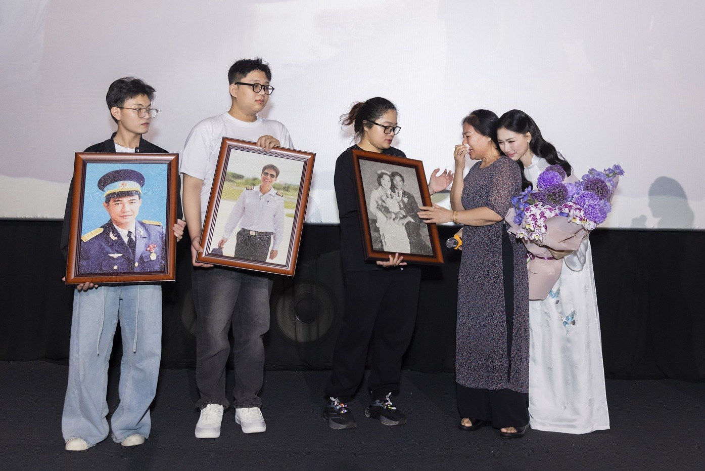 'Nỗi đau giữa hòa bình' - Dự án để đời của Hòa Minzy và Nguyễn Văn Chung