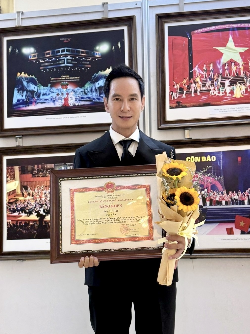 Đạo diễn - NSX Lý Hải nhận bằng khen tại Lễ kỷ niệm 80 năm Ngày truyền thống Ngành Văn hóa