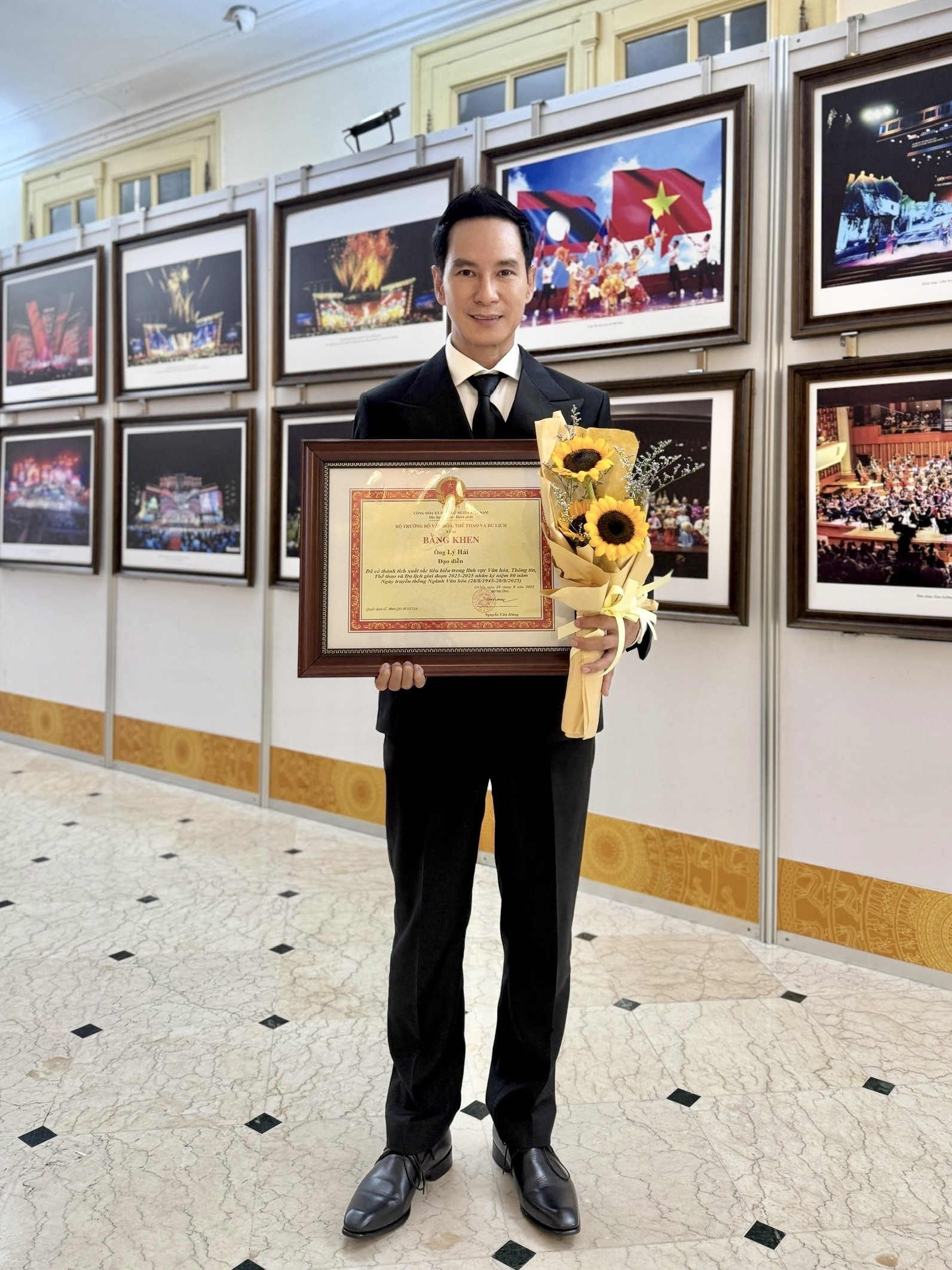 Đạo diễn - NSX Lý Hải nhận bằng khen tại Lễ kỷ niệm 80 năm Ngày truyền thống Ngành Văn hóa