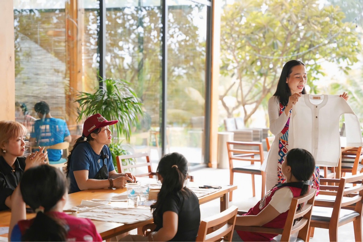 Nhà thiết kế Mi Trang – người tiên phong xây dựng hình ảnh áo bà ba hiện đại thông qua dự án 'Tôi yêu áo bà ba' và thương hiệu 'Bong Ba Ba' Nhà thiết kế Mi Trang – người tiên phong xây dựng hình ảnh áo bà ba hiện đại thông qua dự án 'Tôi yêu áo bà ba' và thương hiệu 'Bong Ba Ba'